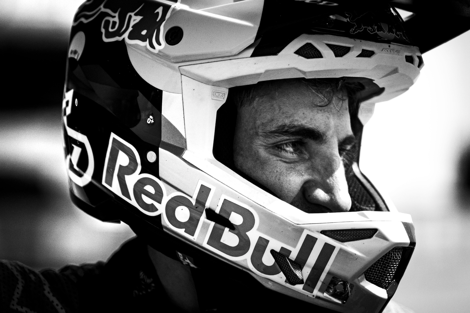 Fahrer mit Red-Bull-Helm, Schwarzweiß