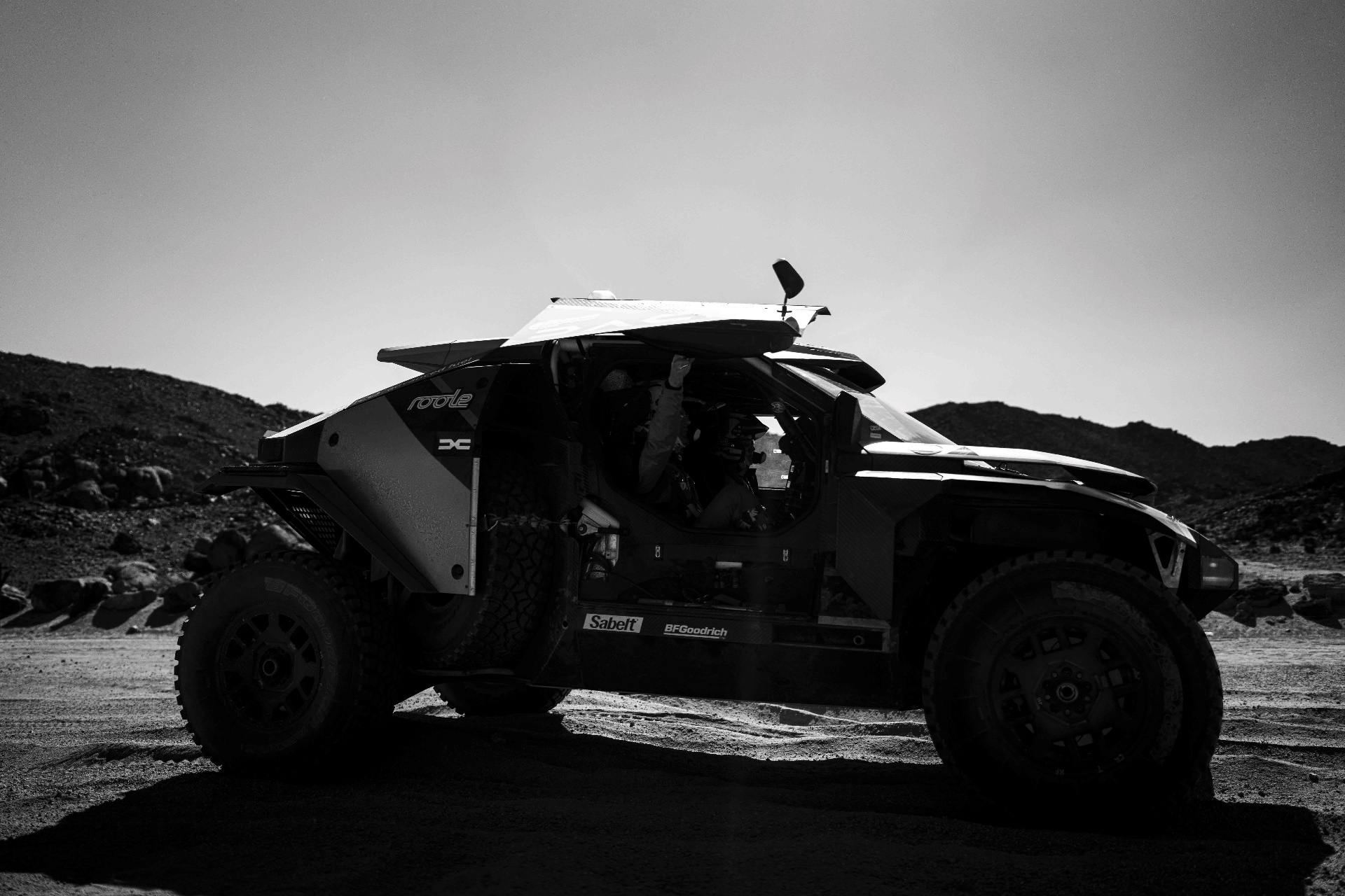 Rennbuggy in der Wüste, Schwarzweiß