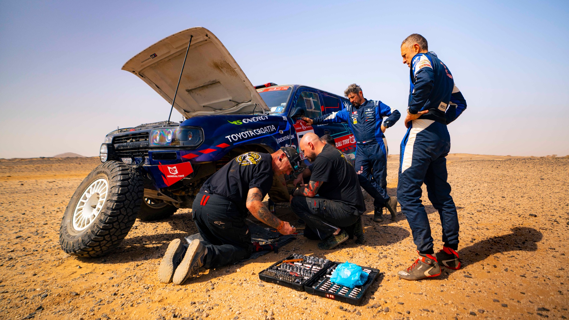 Team repariert einen Toyota in der Wüste