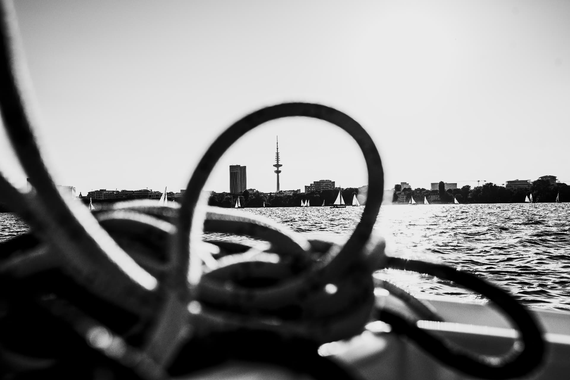 Hamburger Skyline mit Fernsehturm durch eine Tauschlaufe auf der Alster