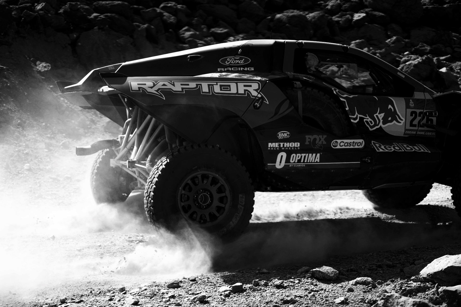 Rallye-Raptor in Staubwolke, Schwarzweiß