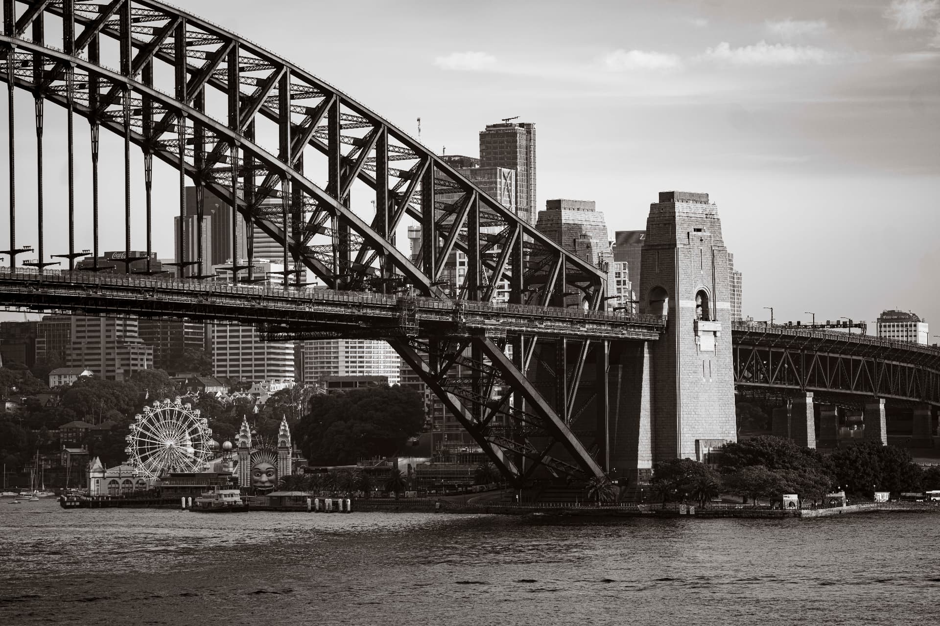 Sydney Harbour Bridge in Schwarzweiß