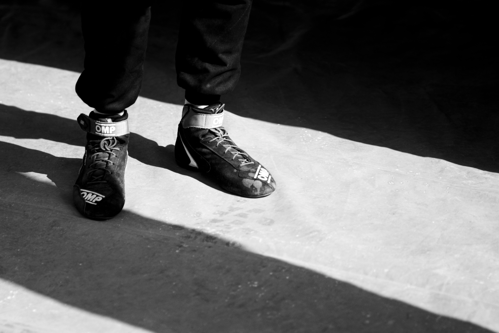Rennschuhe auf hellem Boden, Schwarzweiß