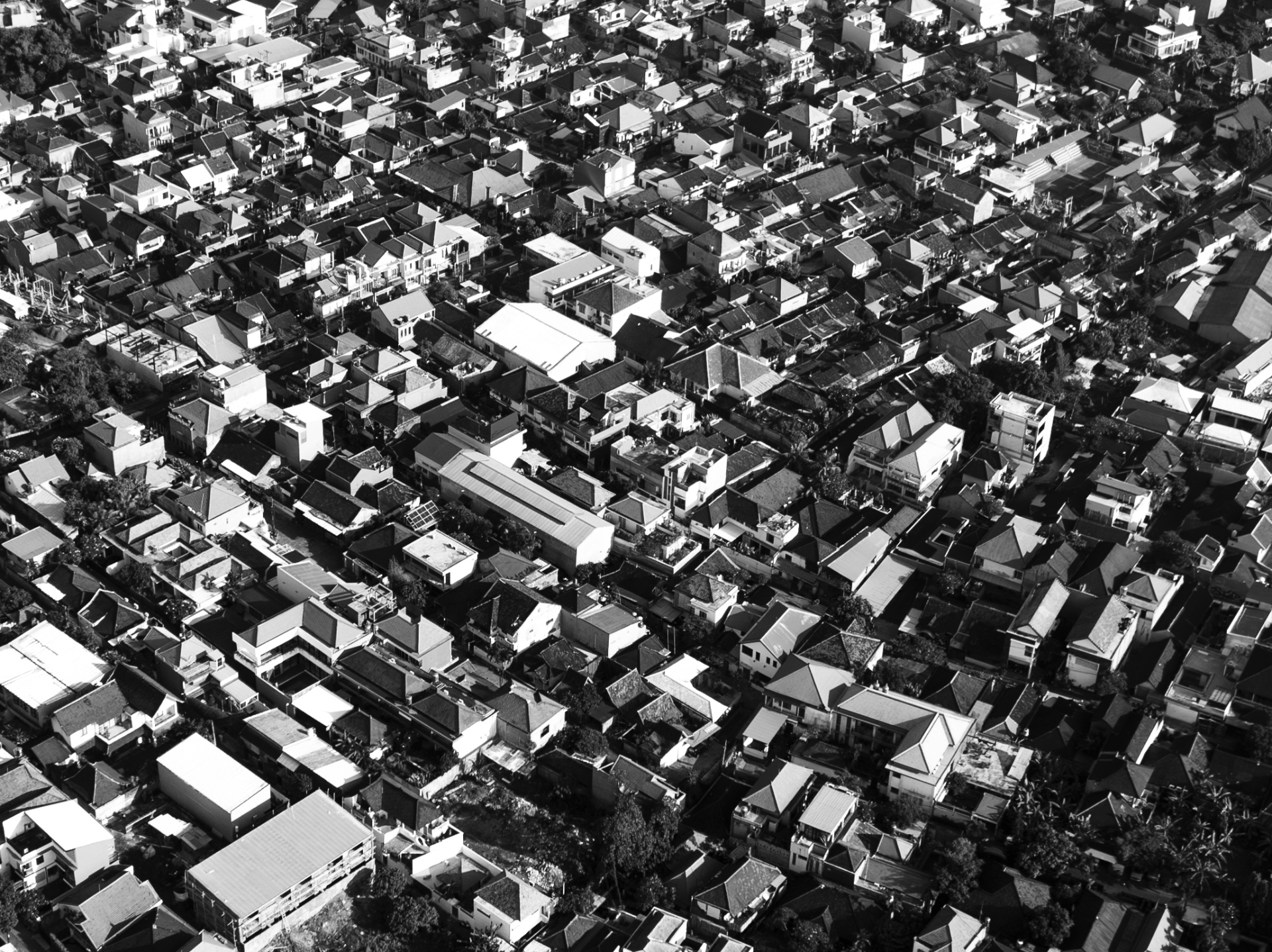 Luftaufnahme eines Stadtrasters mit langen Schatten