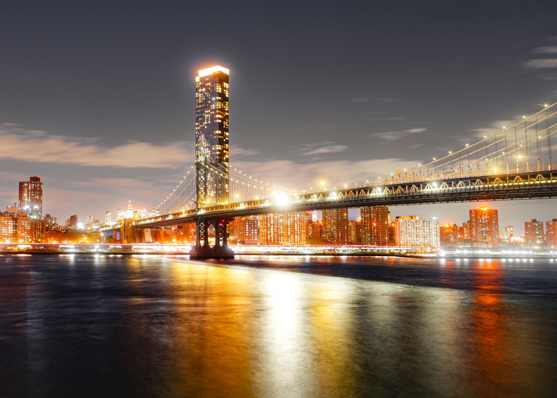 Brücke und Skyline von Manhattan bei Nacht