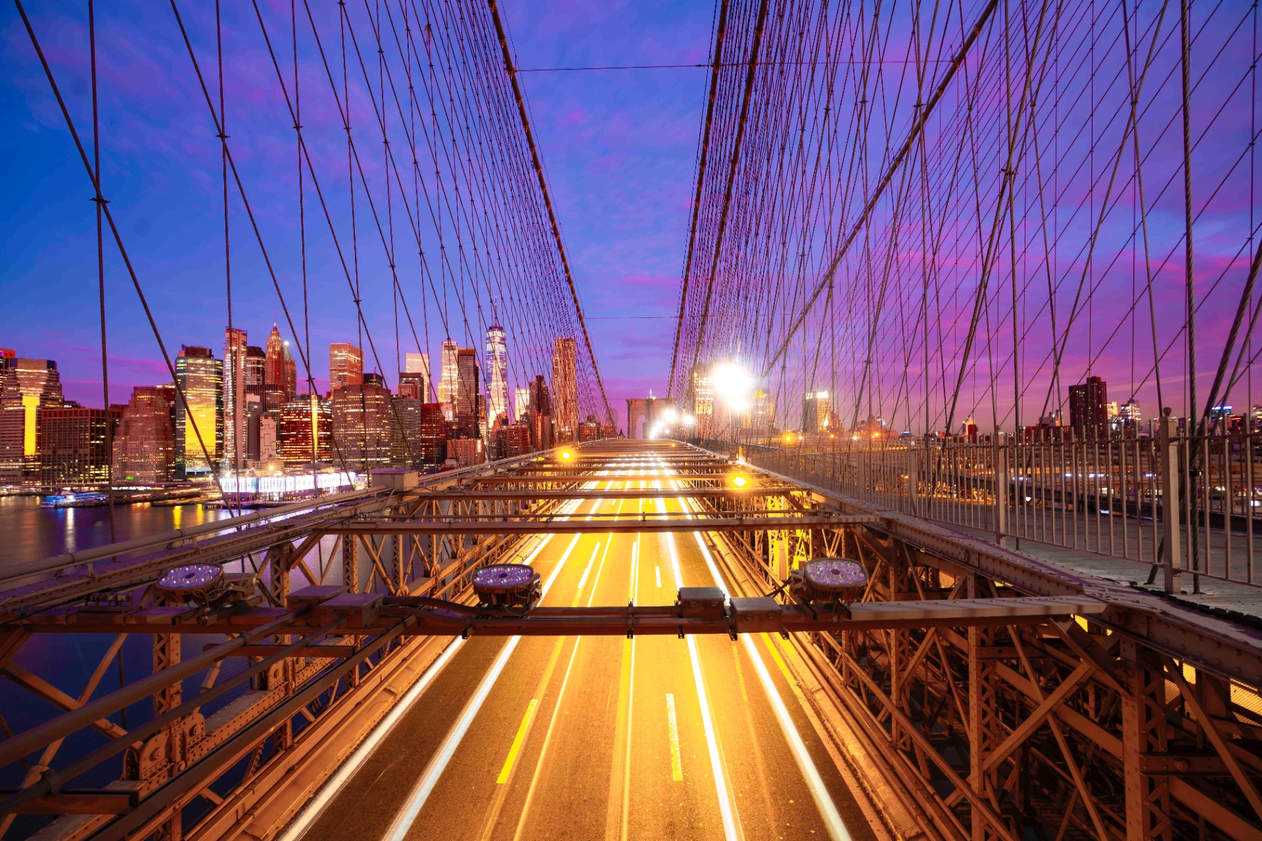 Lichtspuren auf der Brooklyn Bridge in der blauen Stunde