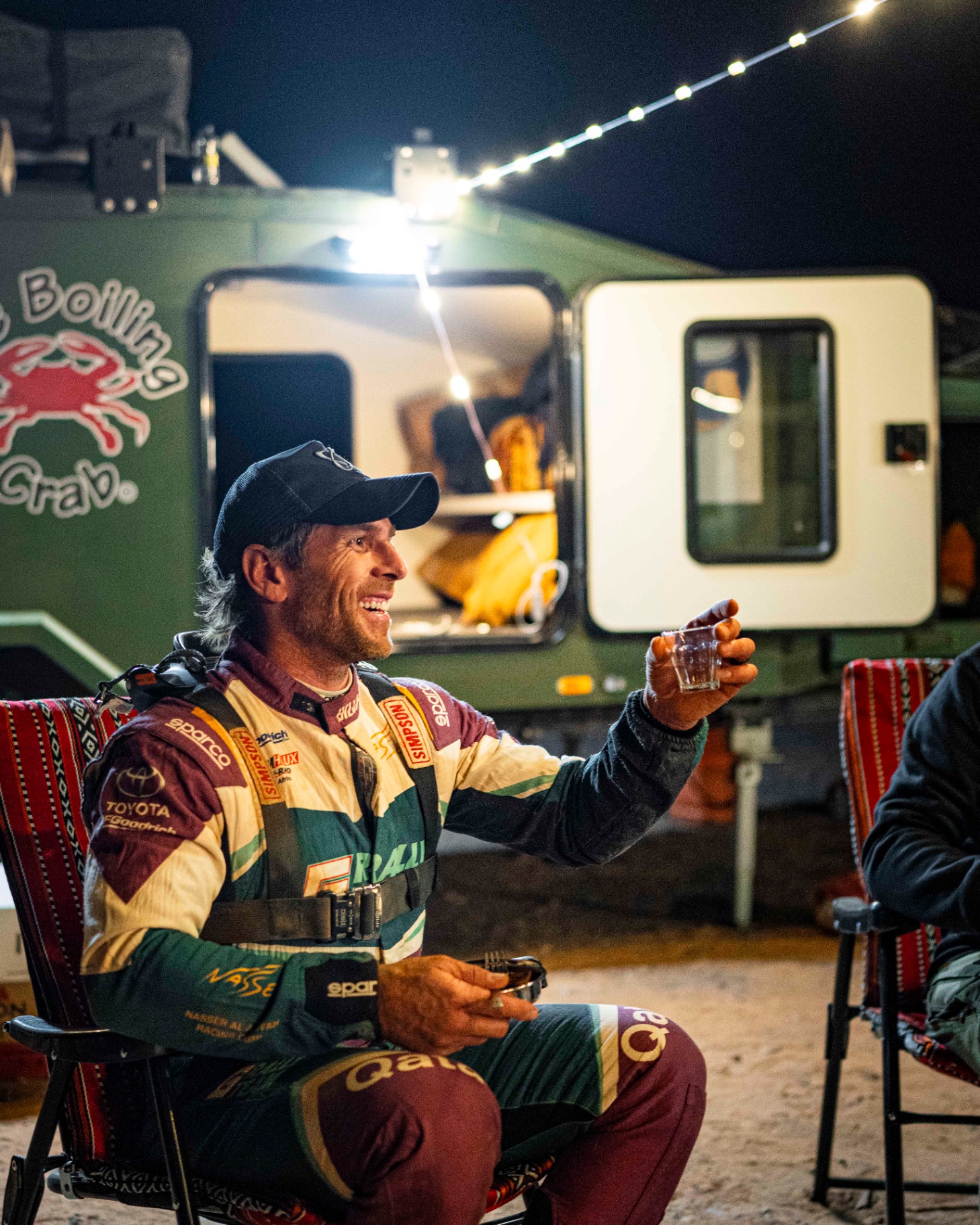 Menschen abends im Wüstencamp