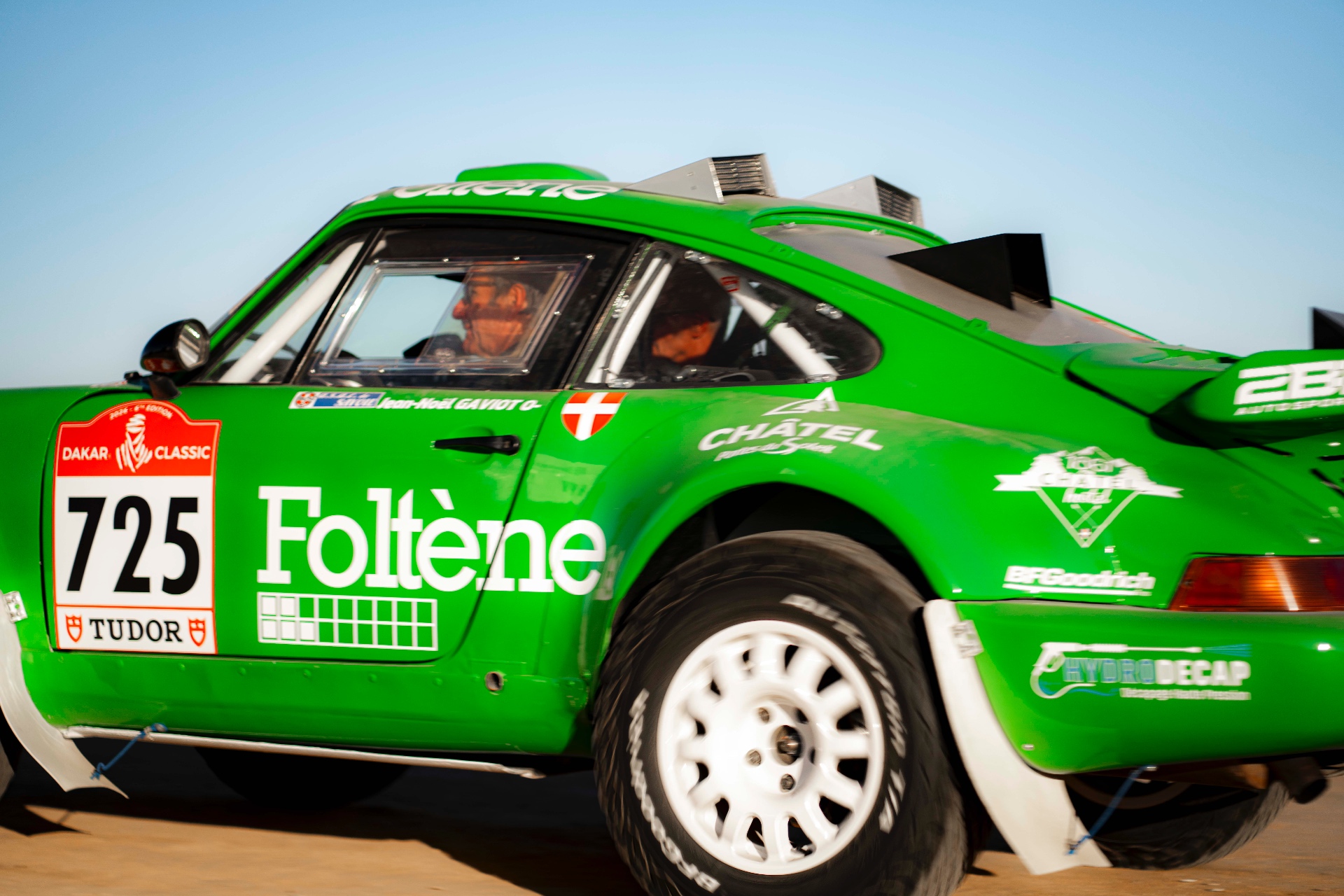 Grüner Porsche im Wüstenlicht