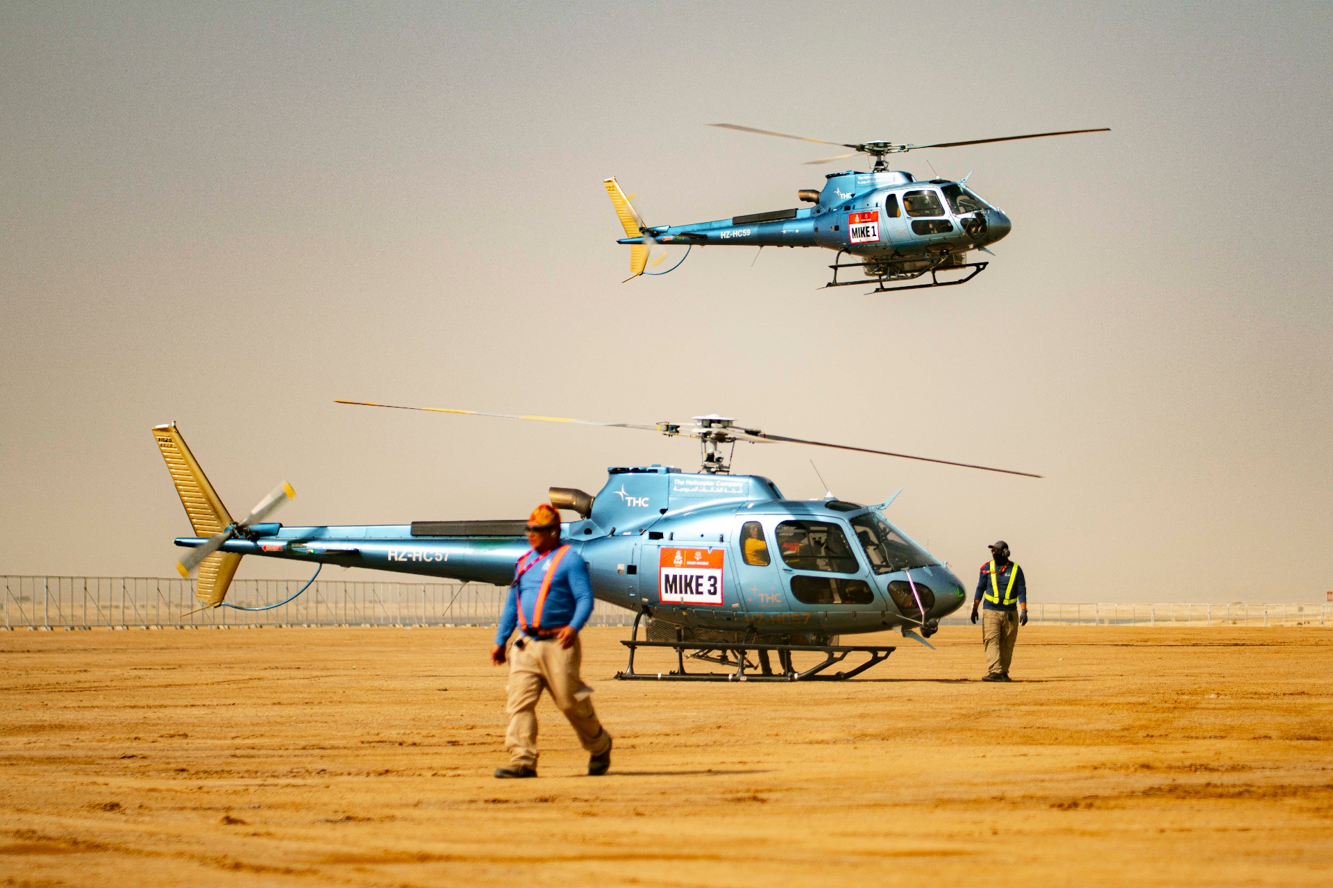 Helikopter am Boden in aufgewirbeltem Wüstenstaub