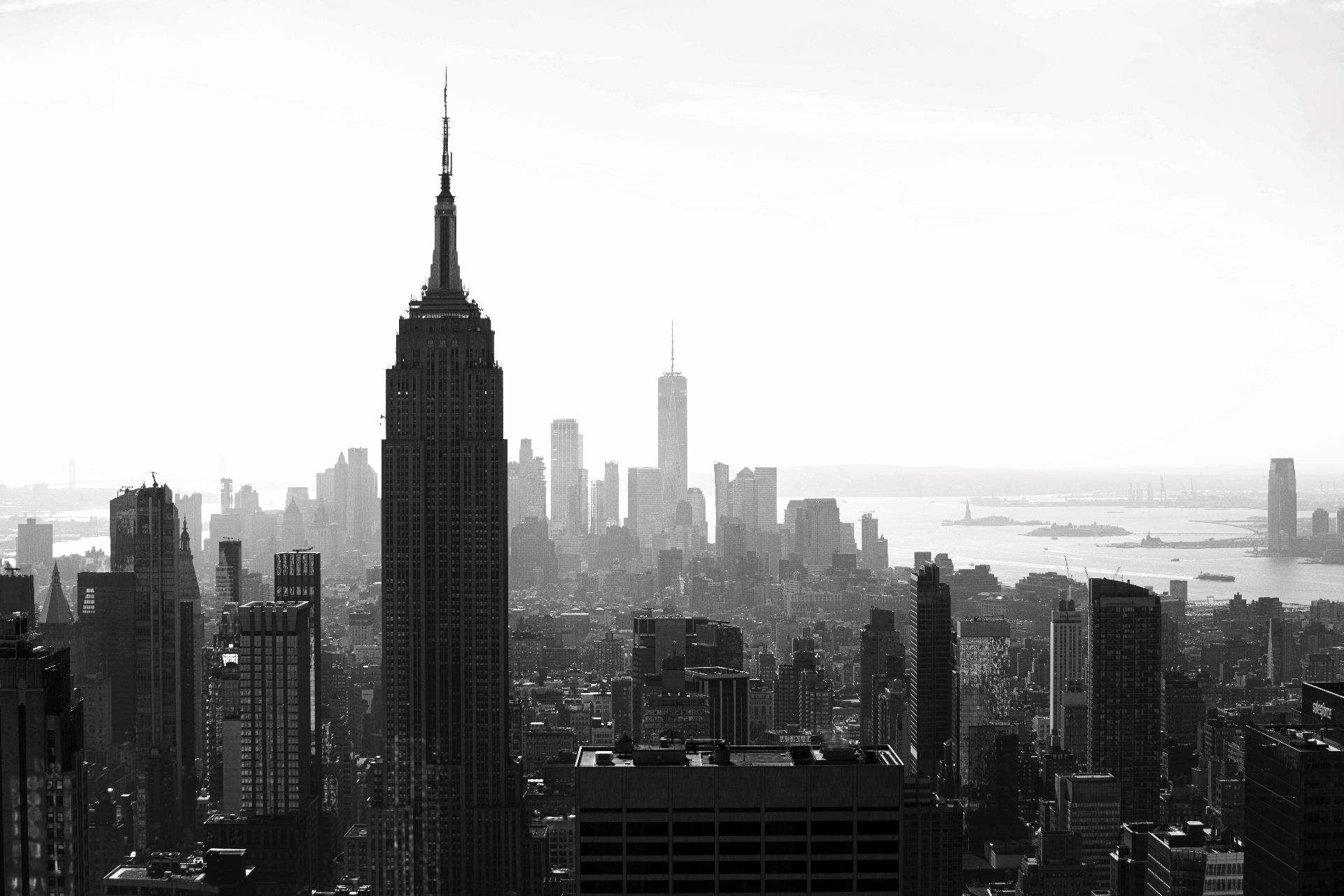 Schwarzweiß-Skyline von Manhattan mit dem Empire State Building