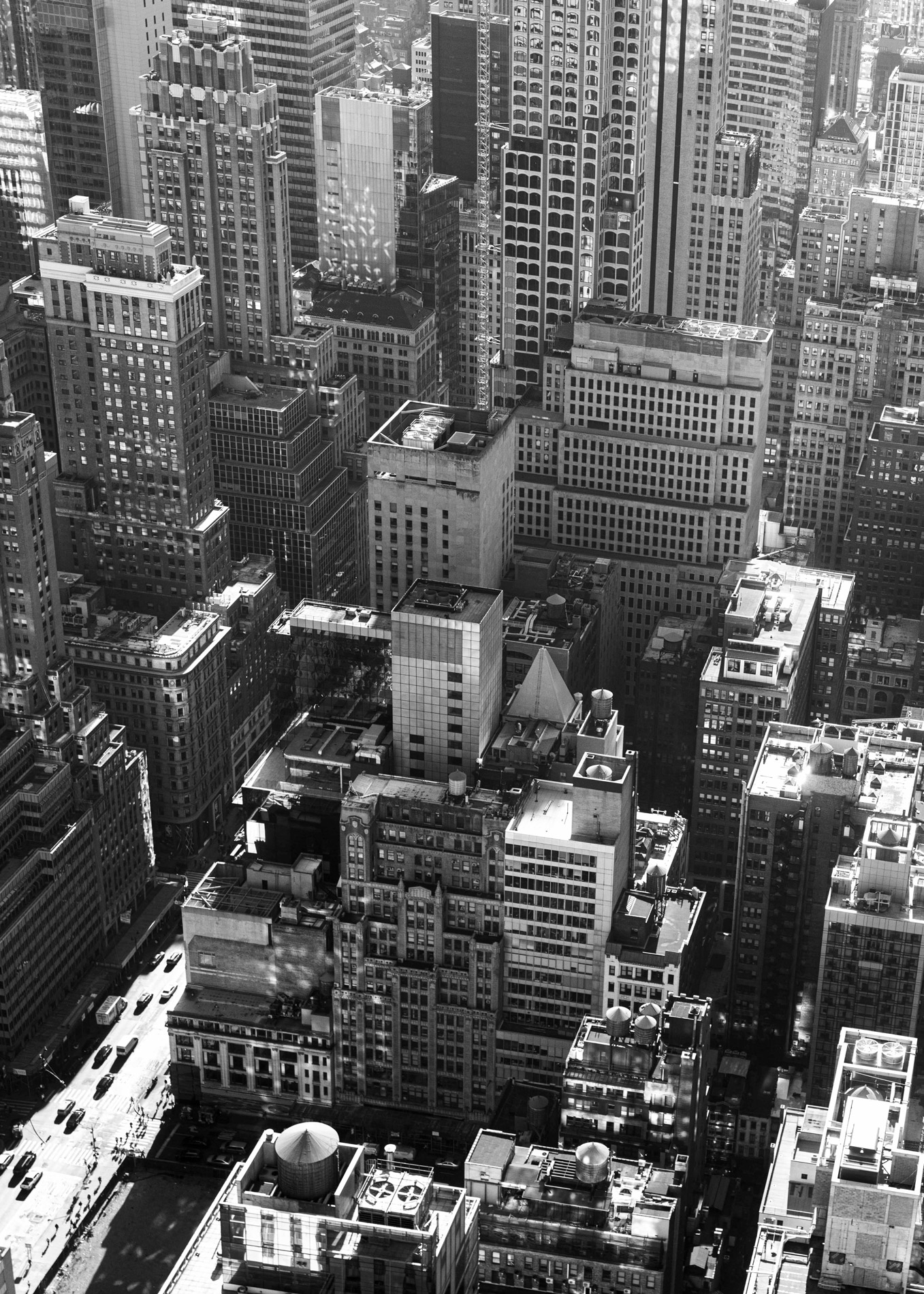 Schwarzweiß-Aufnahme einer Straßenschlucht in Manhattan