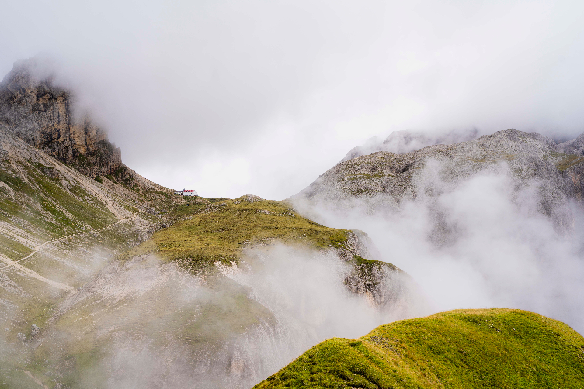 Berghänge in ziehendem Nebel