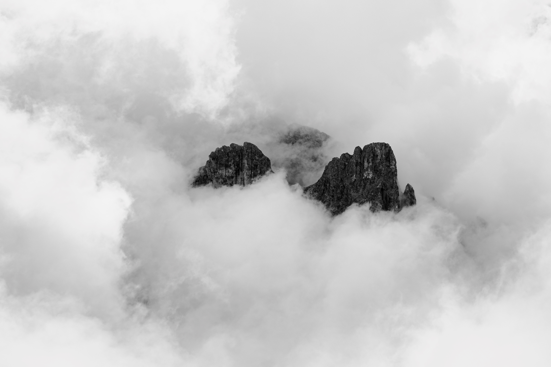 Berggipfel in Wolken