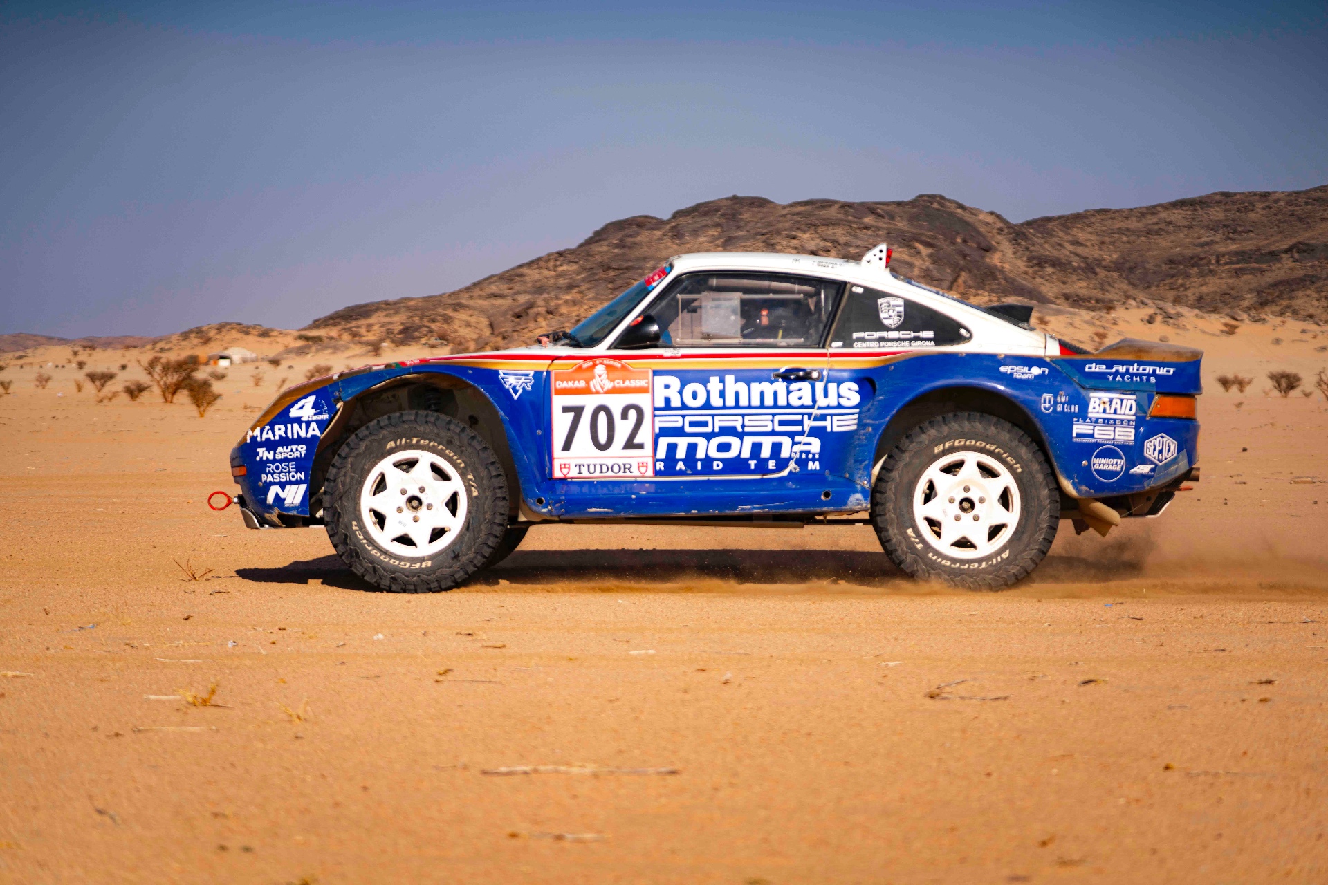 Klassischer Rallye-Porsche im Wüstensand vor Dünenkamm